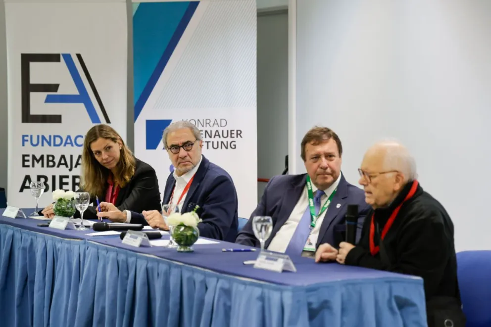 Primer encuentro en Bariloche de  expertos en desarrollo e innovación satelital. Fotos: Eugenia Neme