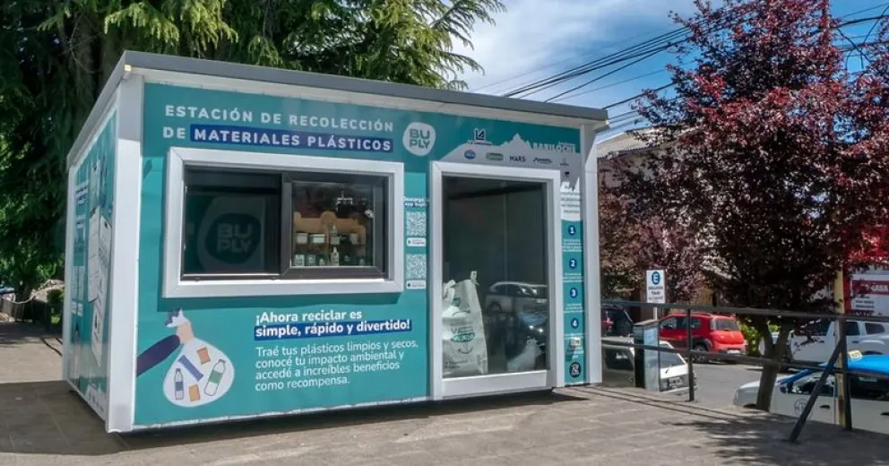 Se instaló de manera colaborativa una Estación de Recolección de Materiales Plásticos Buply en Bariloche, en la entrada de la sucursal de La Anónima en Santiago Albarracín 601.