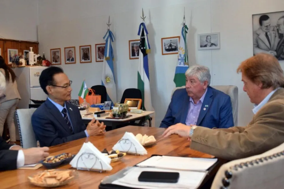 Durante la charla, ambas partes intercambiaron miradas sobre la actualidad económica y política.