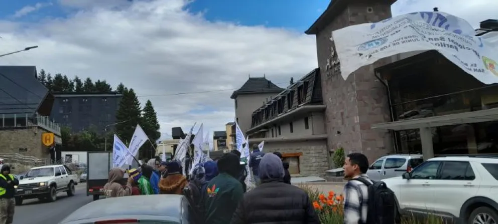 Reclamo sindical en un hotel de los kilómetros en Bariloche / Foto Bache 3000