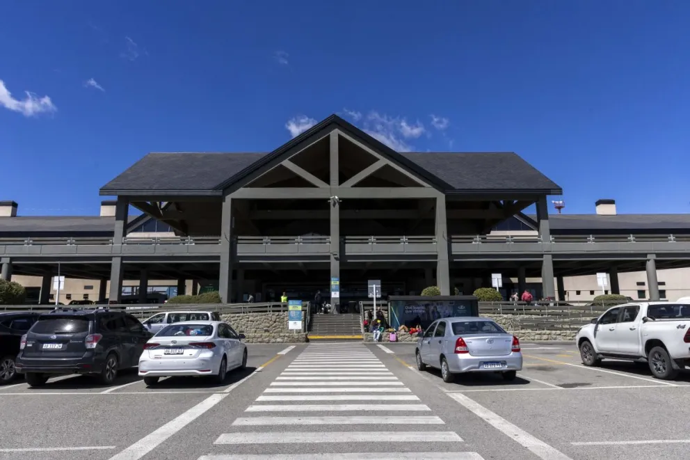 Está emplazado dentro del Parque Nacional Nahuel Huapi.
