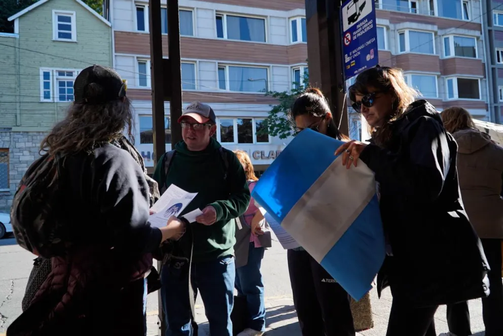 Imagen de una acción anterior, de entrega de volantes, enmarcada en el mismo reclamo (foto: Facundo Pardo).