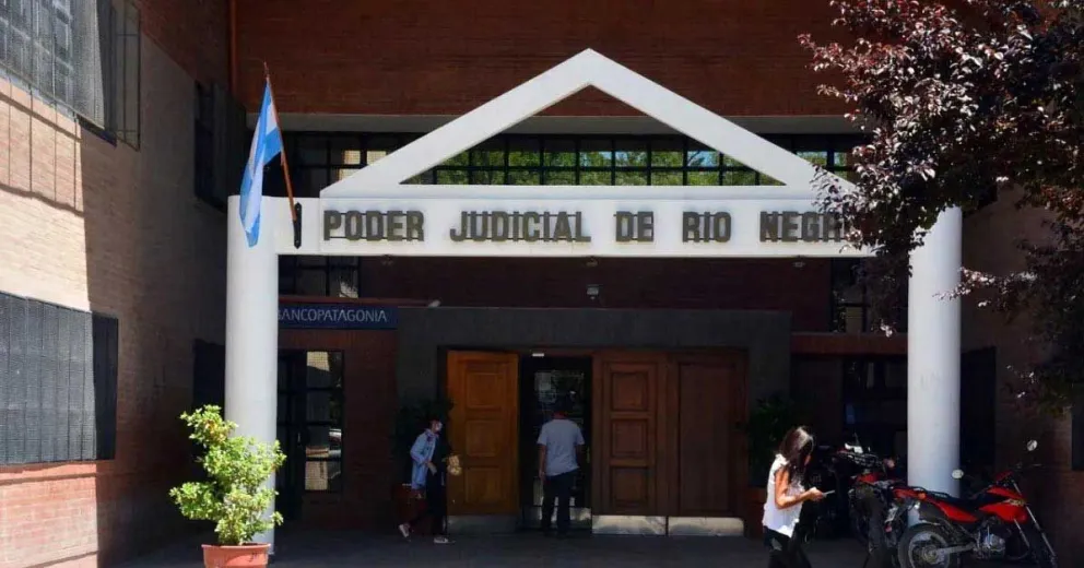 Otro elemento relevante para el rechazo fue que el escrito presentado carecía de firma.