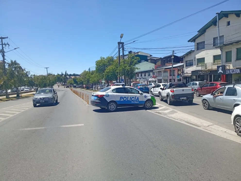 Tránsito cortado en 12 de Octubre por accidente vehicular. 