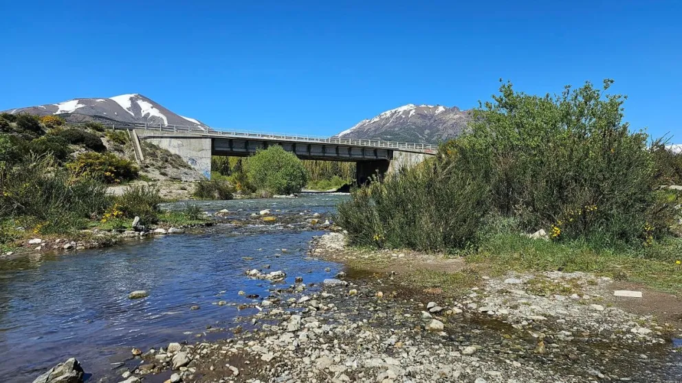 El puente de Circunvalación, el arroyo y detrás el cerro. Foto: SPLIF Bariloche.