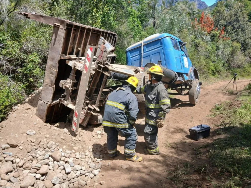 Bomberos trabajando en el lugar / Foto Noticias del Bolsón 