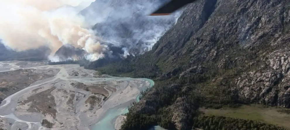 Combaten incendio forestal en Chubut, en una zona de díficil acceso. 