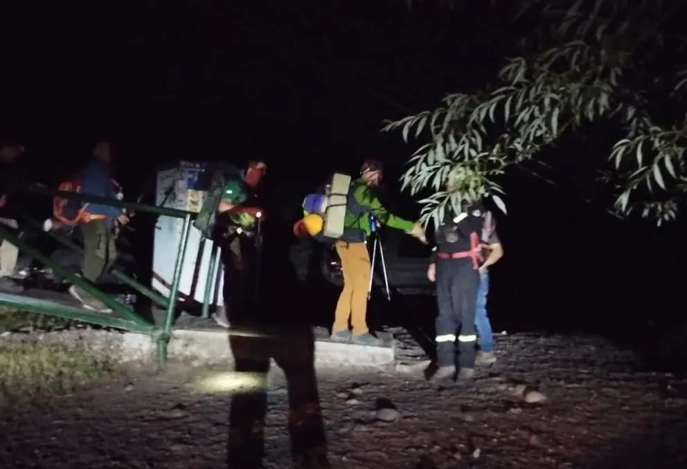 Rescataron a cuatro personas en el incendio de un refugio de montaña, en El Bolsón. 