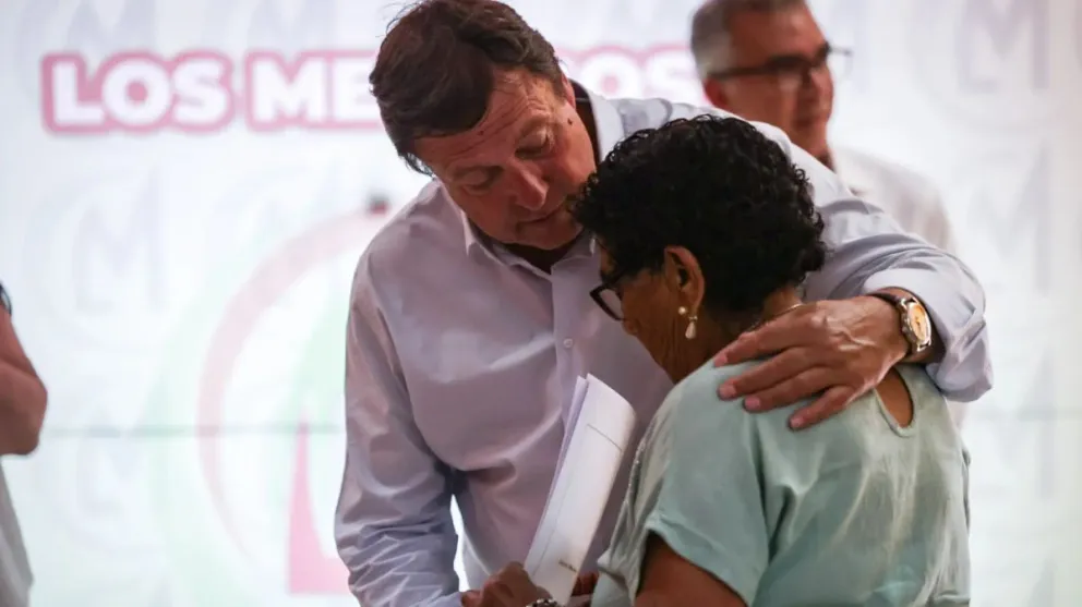 Weretilneck entrega su escritura a una vecina de Los Menucos.