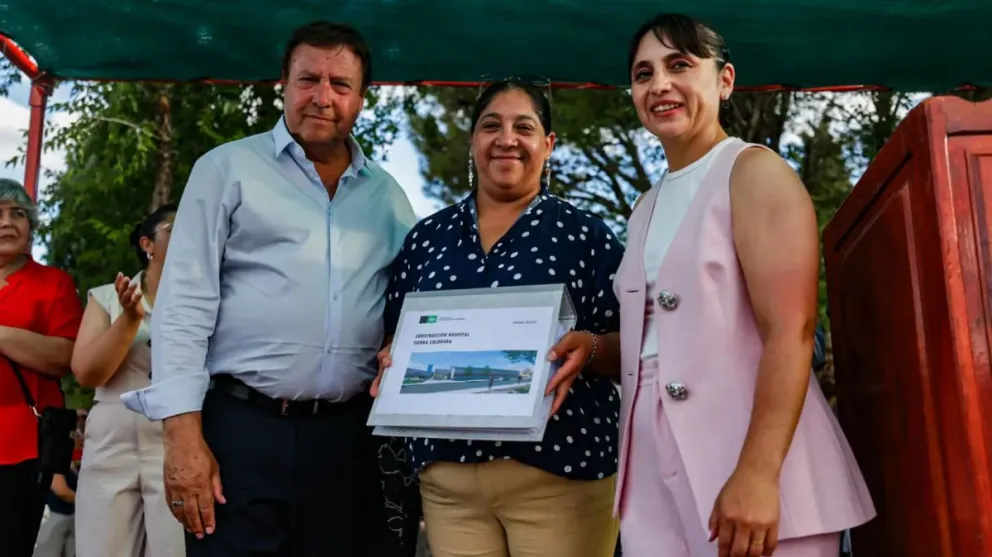 Weretilneck e Ignacio firmaron el contrato para construir el nuevo hospital.