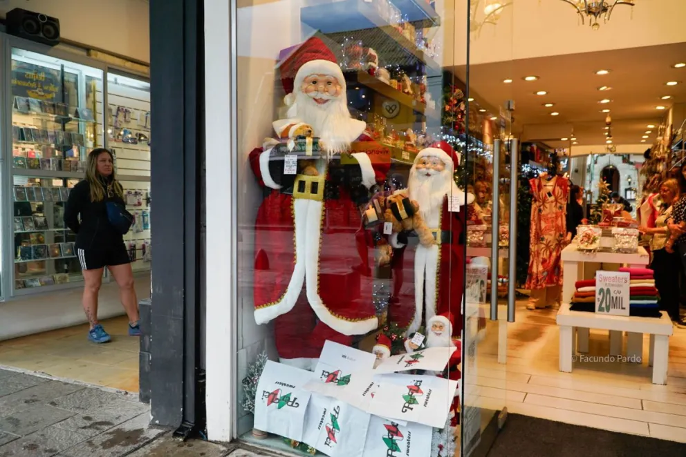 Un Santa gigante en el centro de la ciudad (fotos: Facundo Pardo).