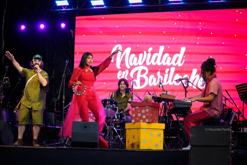 La buena voluntad y la fuerza del espíritu de la Navidad le ganaron a la lluvia (fotos: Facundo Pardo).