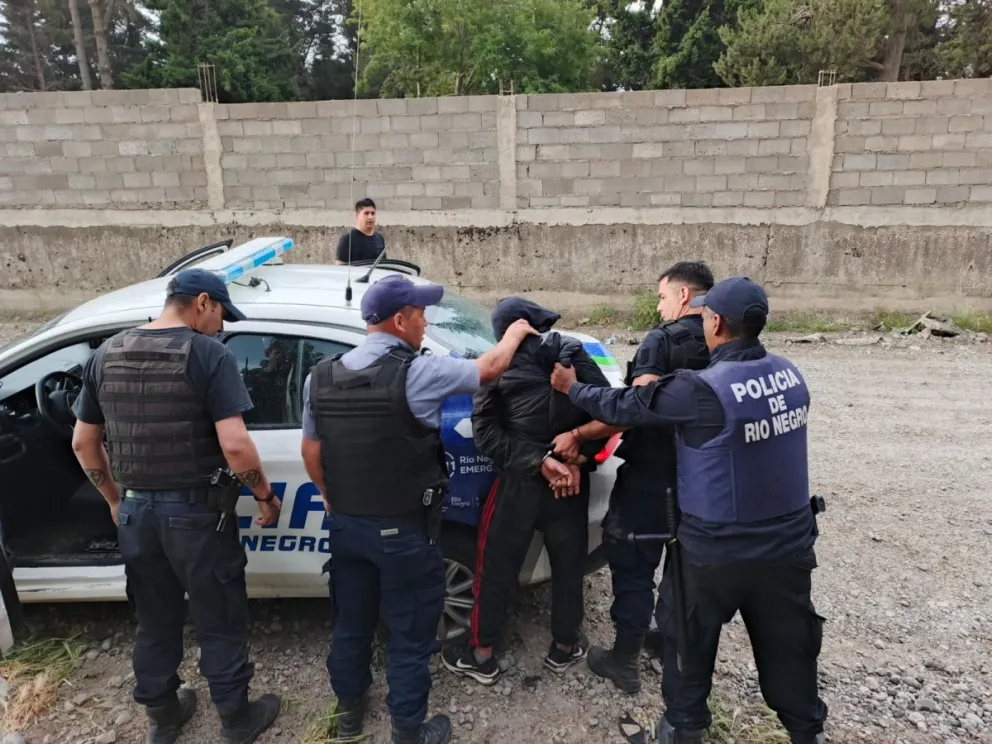 Con dos de los tres detenidos encarcelados, la Policía trabaja para dar con Maximiliano Báez, que se encuentra prófugo. 