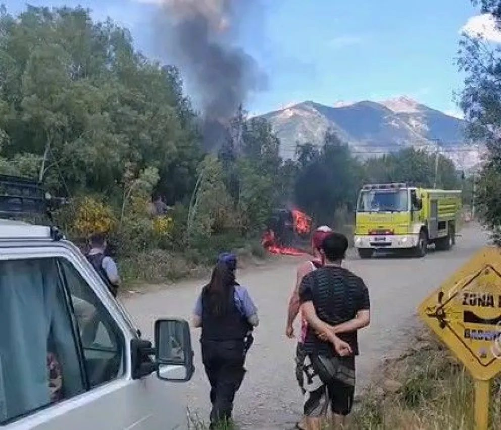 El momento en el que los bomberos llegaban al lugar. 