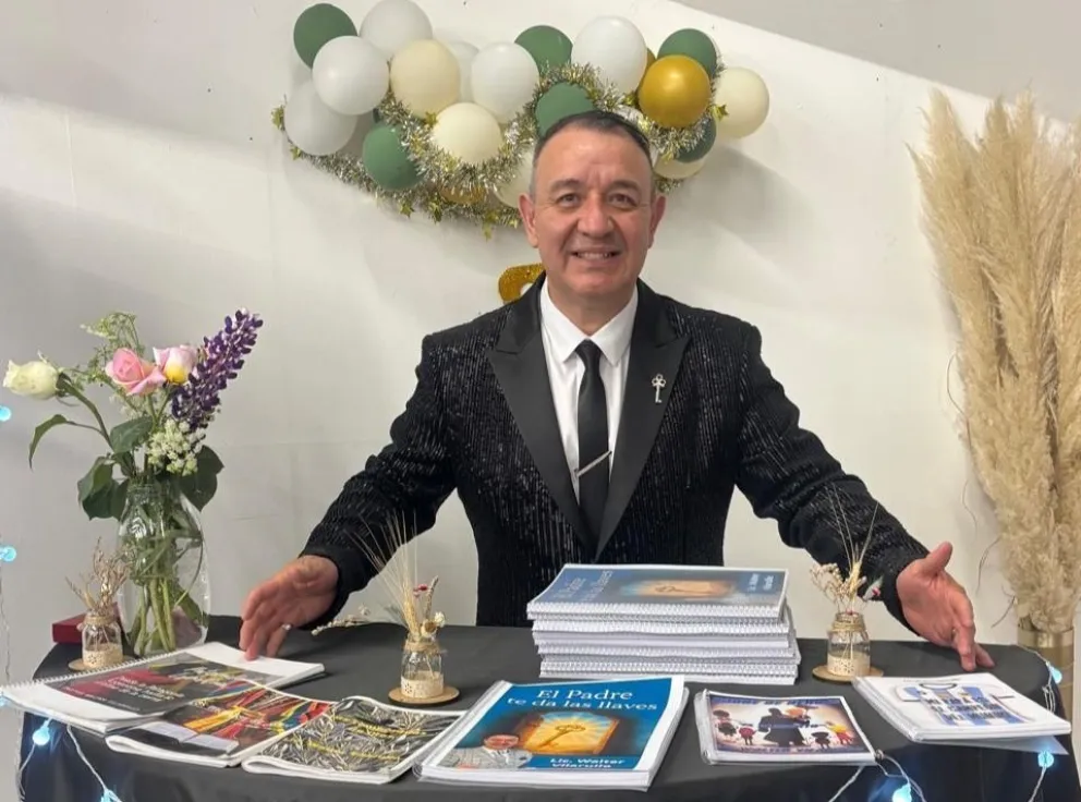 Un pastor evangélico que va por su sexto libro (fotos gentileza).