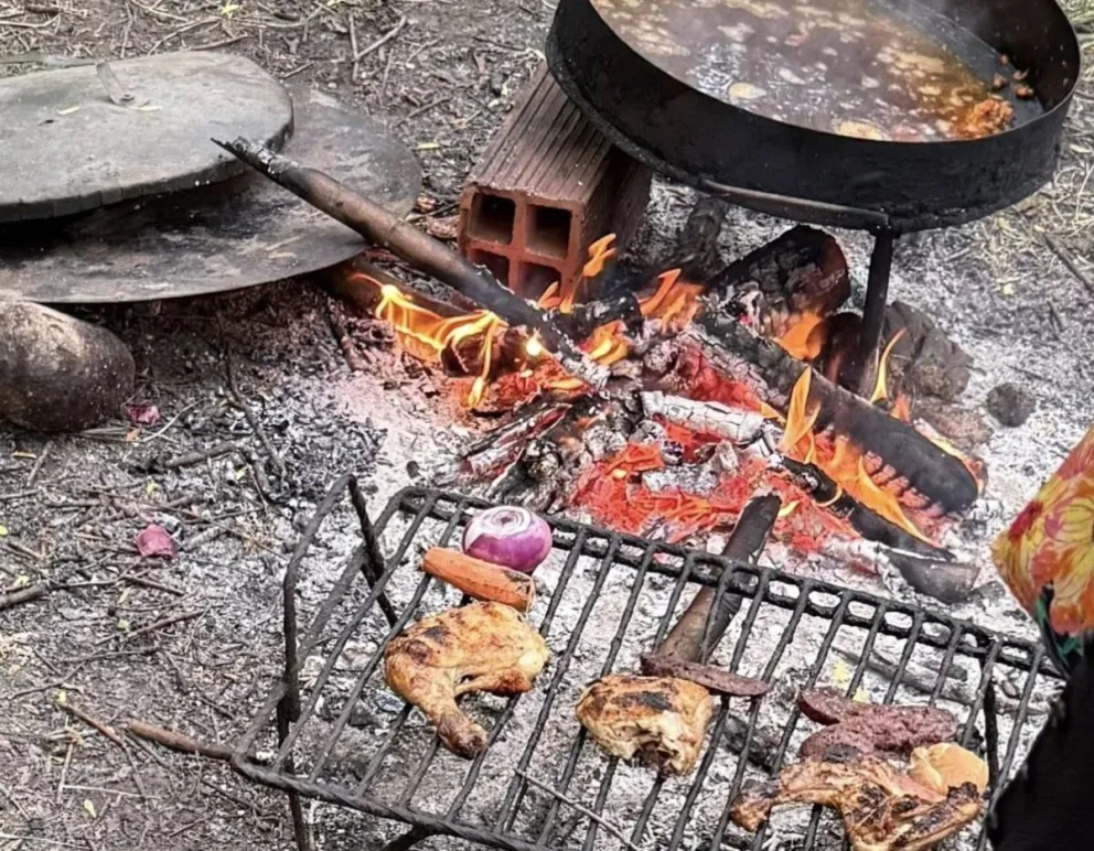 Insólito, los detectaron haciendo fuego para un asado en área no habilitada y en plena emergencia ígnea. 