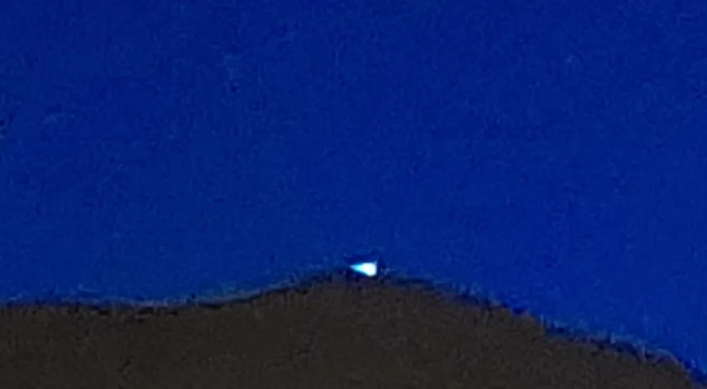 Nuevamente la danza de luces en un cerro de Bariloche generaron revuelo y polémica en redes sociales. 