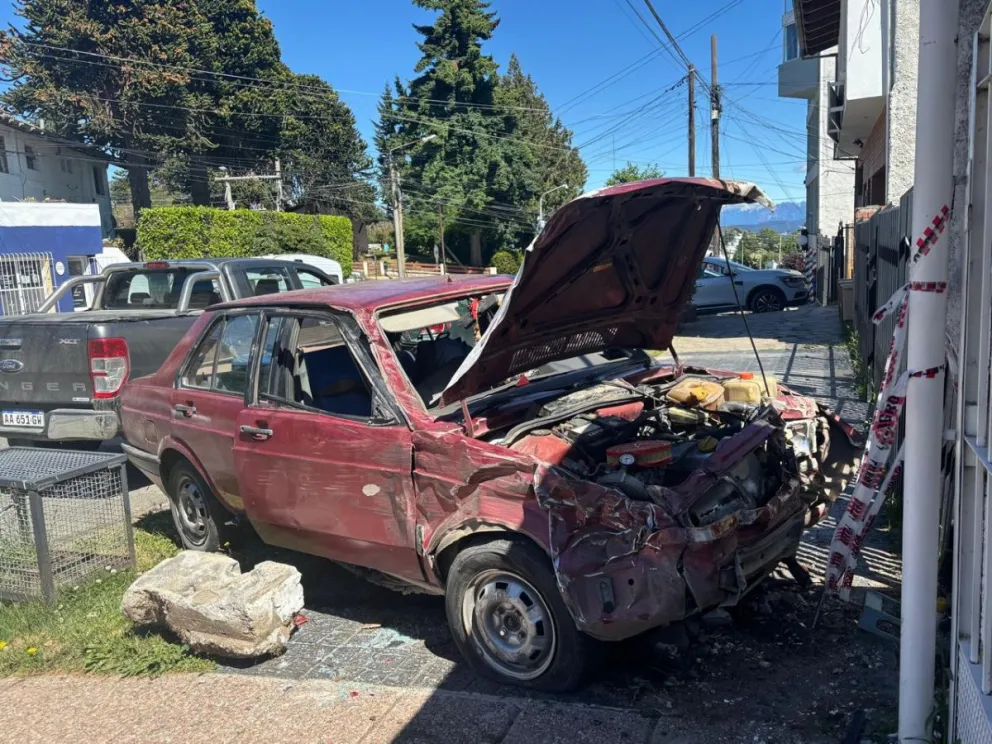 Importantes daños materiales en el rodado y en la vivienda. Fotos: Eugenia Neme