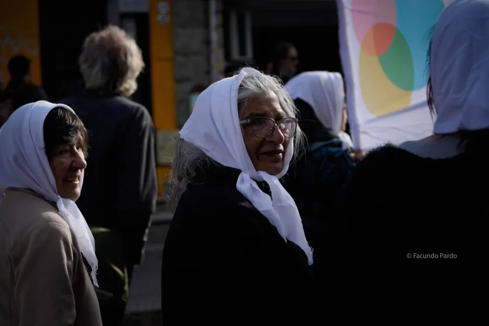 Los pañuelos blancos, una imagen asociada a la defensa de los derechos humanos (fotos: Facundo Pardo).