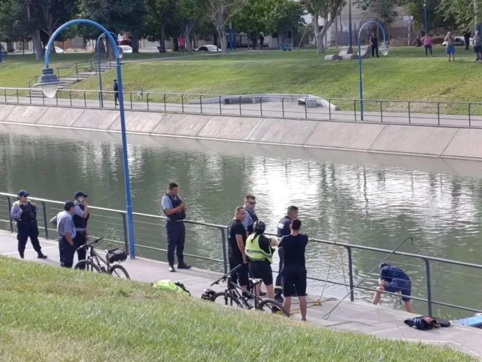 Bomberos y Policía trabajan esta mañana en el canal principal de riego, donde fue hallado un cuerpo en avanzado estado de descomposición. Foto: Tania Domenicucci-ANR