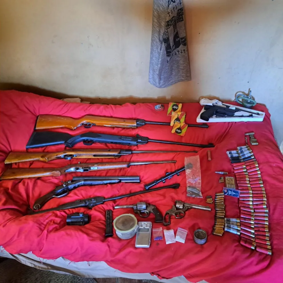  Encontraron más de 140 vainas servidas de distintos calibres y dos miras telescópicas. 