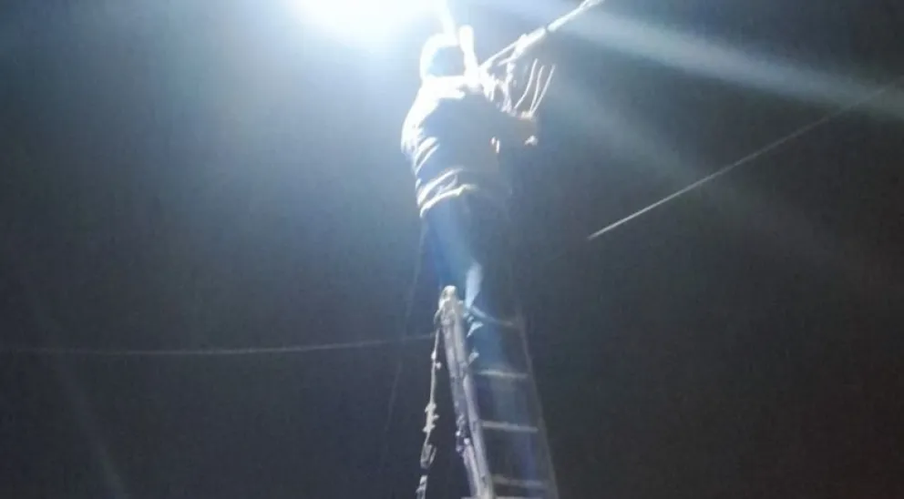 Los efectivos encontraron al sospechoso subido a una escalera y manipulando el tendido eléctrico / Foto Diario Jornada