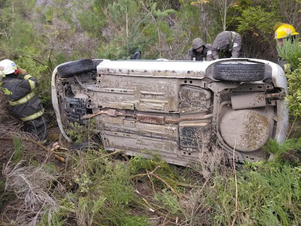Volcó un vehículo en la zona de Villegas, trabajan en el lugar Bomberos Voluntarios El Bolsón. Foto: gentileza Noticias del Bolsón
