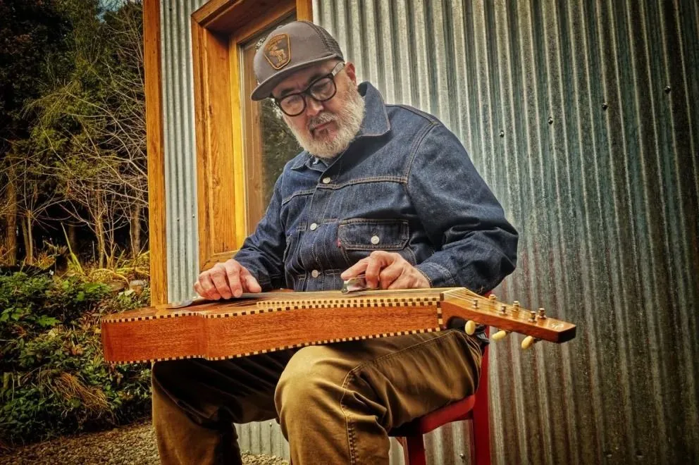Rodríguez se suma desde la guitarra al espíritu navideño.