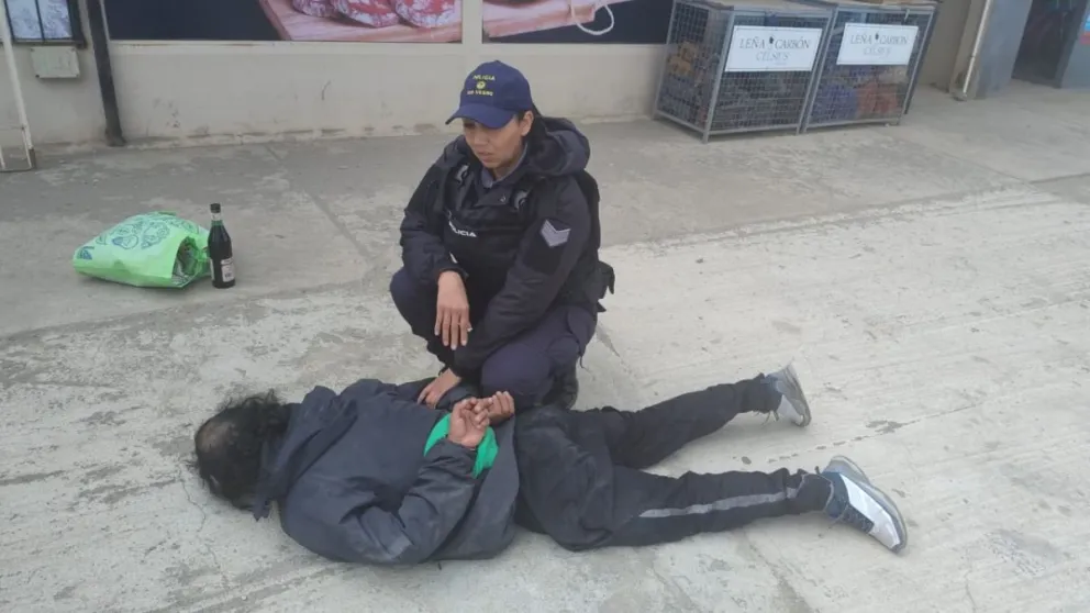 Los empleados se percataron de la situación y persiguieron al sospechoso hasta reducirlo. 