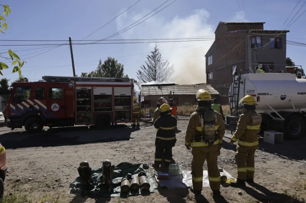 Amplio operativo para combatir incendio de vivienda en La Cumbre. Fotos: Eugenia Neme