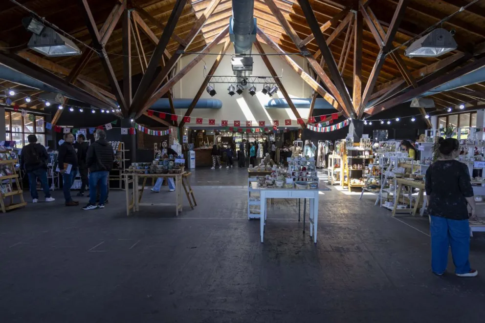 El Mercado Navideño reúne a más de cien emprendimientos locales, y cada persona detrás de ellos tiene una historia para contar (Fotos: Eugenia Neme).