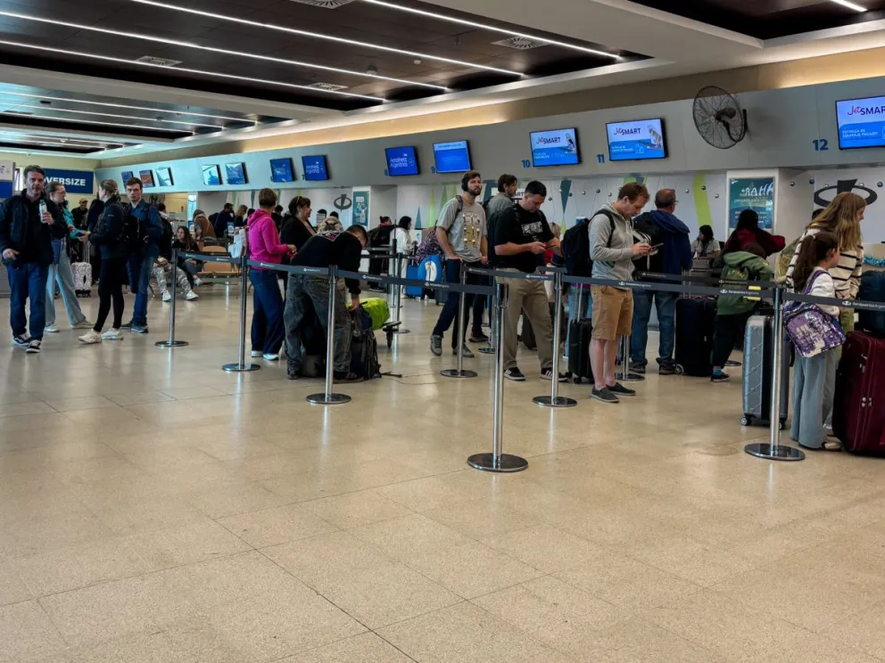Desde las 9 se registran demoras y reprogramaciones en partidas y arribos al Aeropuerto de Bariloche. Foto: Euge Neme (archivo)