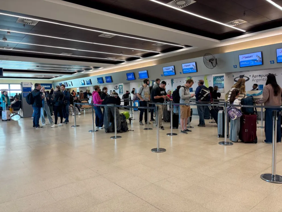 Mañana complicada en el Aeropuerto de Bariloche por la medida de controladores aéreos. 