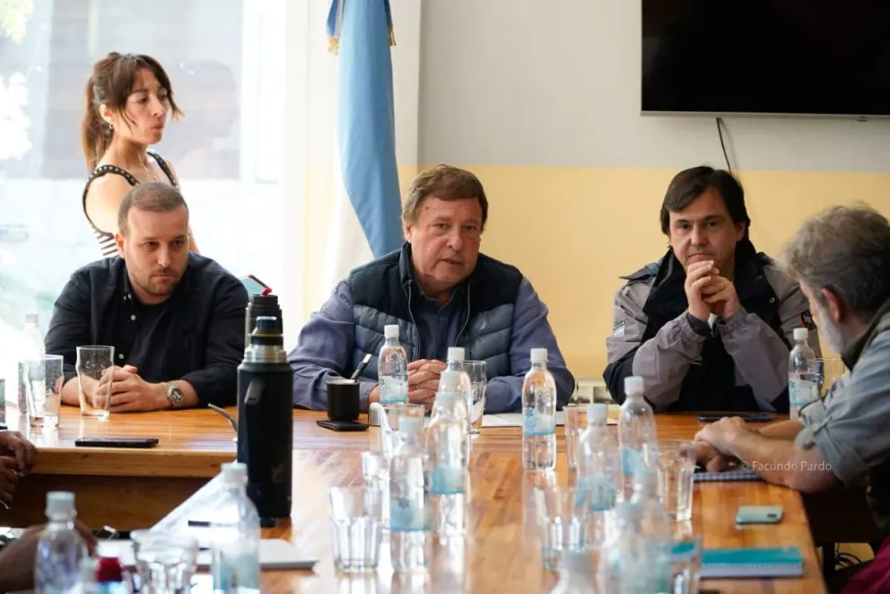 El gobernador Alberto Weretilneck y una reunión articuladora con organismos e instituciones de seguridad y combate de incendios. Fotos: Facundo Pardo