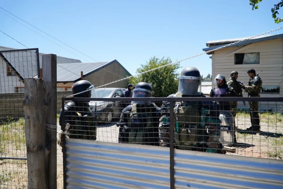 Momentos tensos por un desalojo que, por ahora, no fue (fotos: Facundo Pardo).