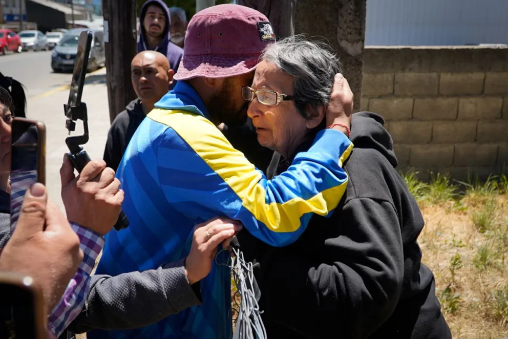 Uno de los momentos que se vivió en el segundo intento de desalojo de la familia Chávez. Foto Euge Neme 
