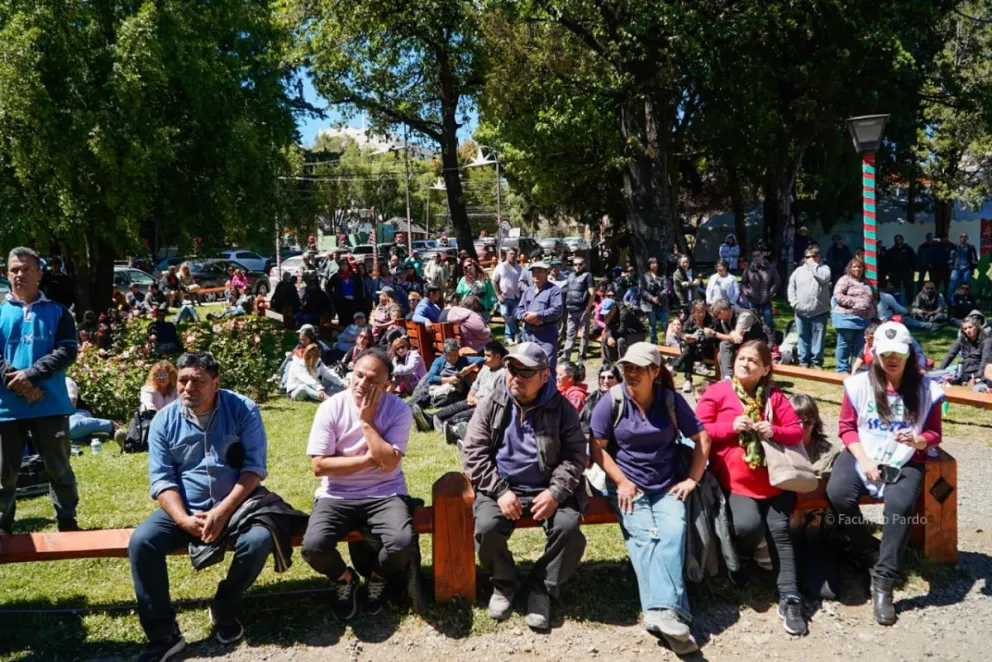 El reclamo del Soyem por el bono comenzó en el Centro Administrativo y culminó en el Concejo Deliberante. Foto: Facundo Pardo.