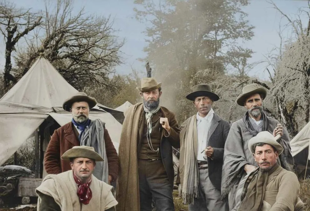 Foto restaurada en la que según el blog Mendoza Antigua, aparece Emilio Frey. El más alto quienes están de pie.