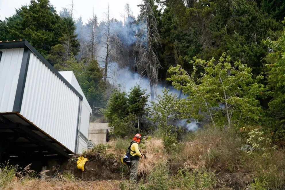Continúan los trabajos de enfriamiento en el lugar / Fotos Facu Pardo 