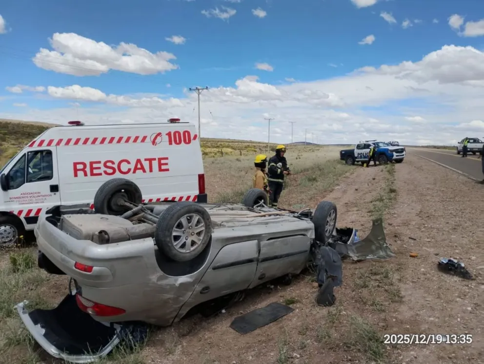 Violento vuelco en la zona de Piedra del Águila, el conductor quedó atrapado en el interior y debieron rescatarlo de las llamas. Foto: Bomberos Piedra del Águila