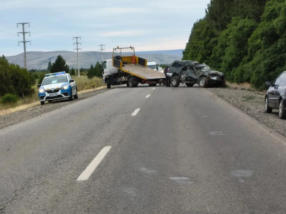 Se durmió al volante, invadió carril contrario y chocó contra los pinos. Foto:RSM.