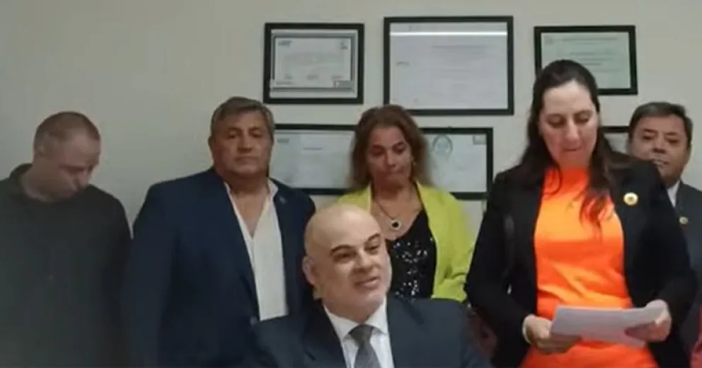 Marcelo Mandri, titular de la Red Argentina de Suicidiologia, escuchando a Stefanía Rojo Collado, referente en Bariloche al momento de la lectura de la aprobación.