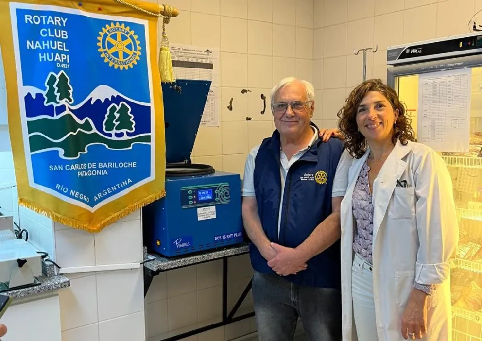 El presidente del Rotary Club Nahuel Huapi, Carlos Gosatti, y la hematóloga Julieta Pasquali, junto al nuevo equipo (imágenes gentileza). 