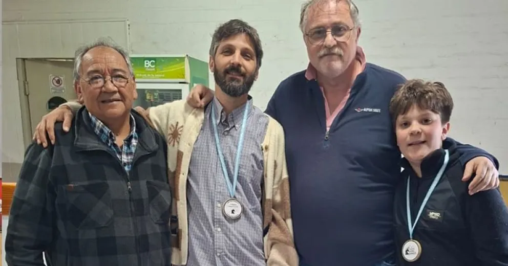 Añual y Vázquez junto a dos participantes del torneo.