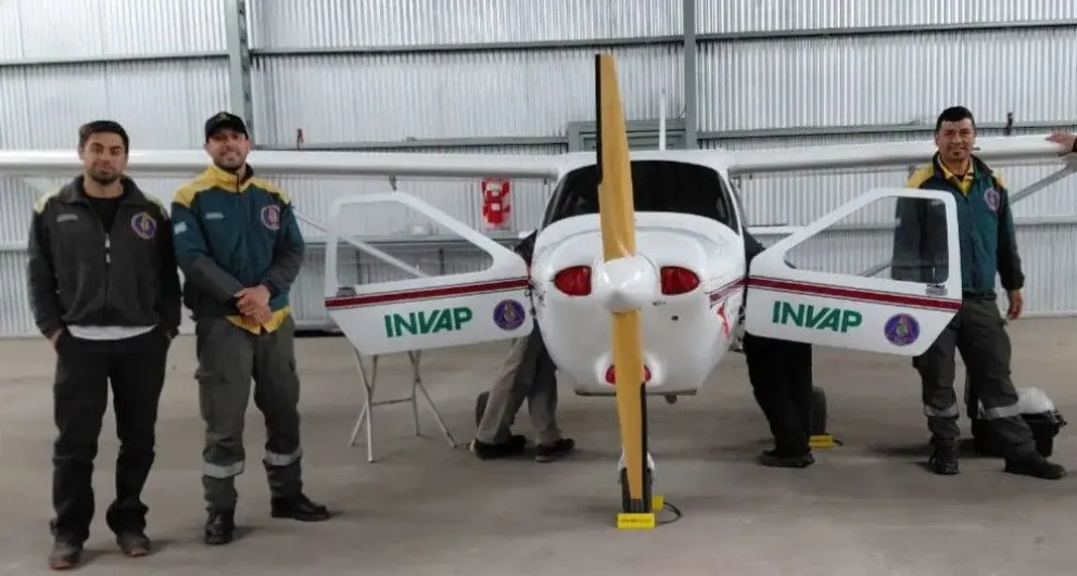 El avión observador se monta sobre una aeronave Jabiru J-430, propiedad de INVAP, y permite transmitir imágenes en tiempo real