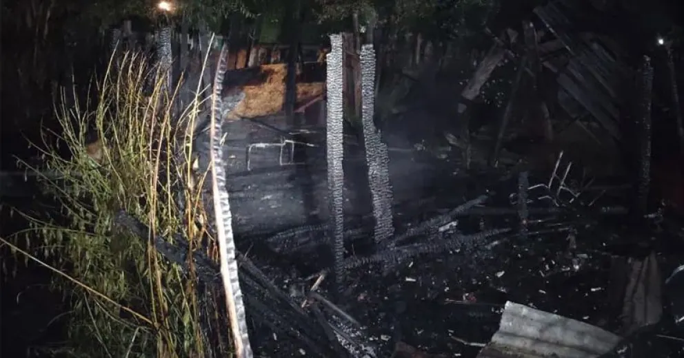 Las llamas provocaron una importante pérdida dentro de la propiedad.