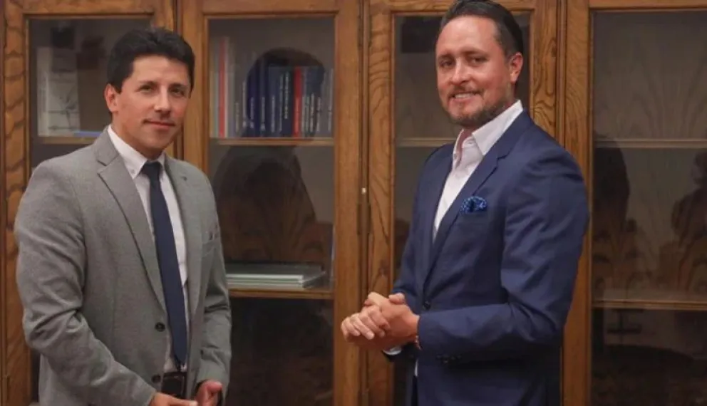 La imagen muestra al alcalde de Puerto Montt, Rodrigo Wainraihgt (derecha), y al diputado Mauro González (izquierda).