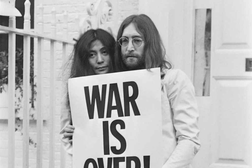 Yoko y John. "Feliz Navidad. La guerra terminó".