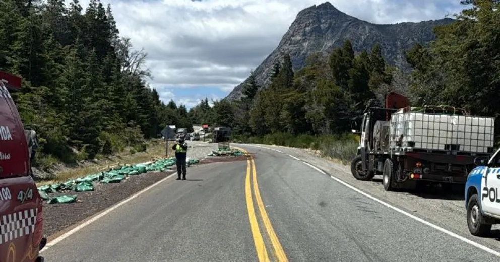 La mercadería quedó dispersa por todo el sector. 