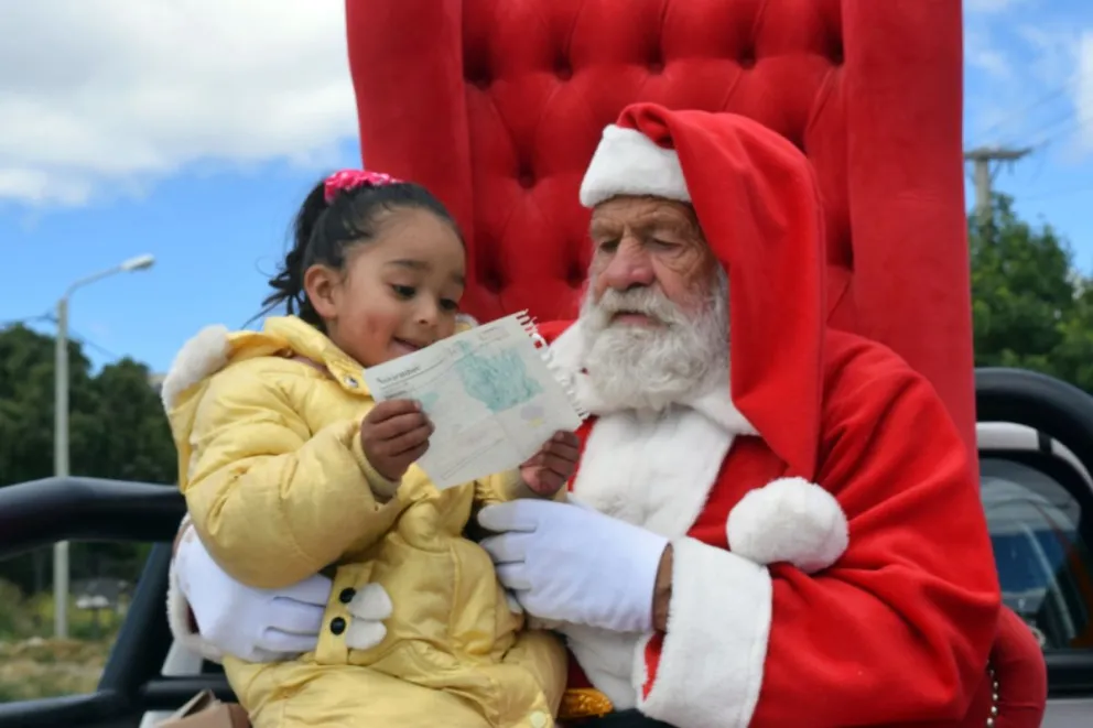 Los más chiquitos le alcanzaron las cartitas.